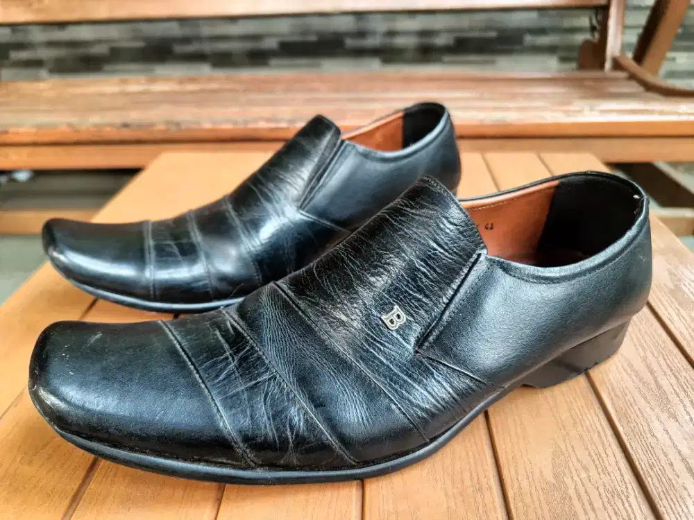 Sepatu pantofel pria Hitam