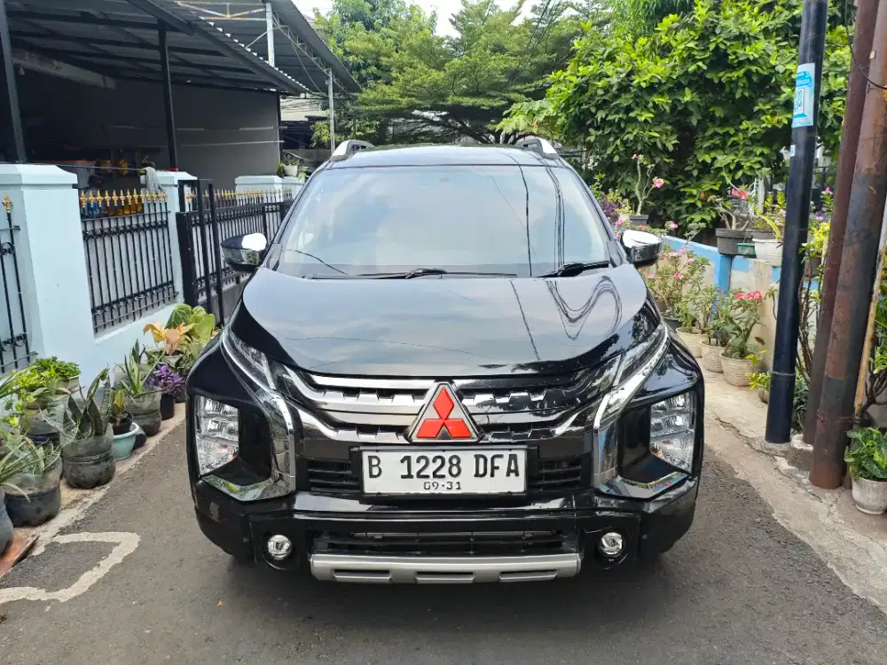 Mitsubishi Xpander cross AT Hitam