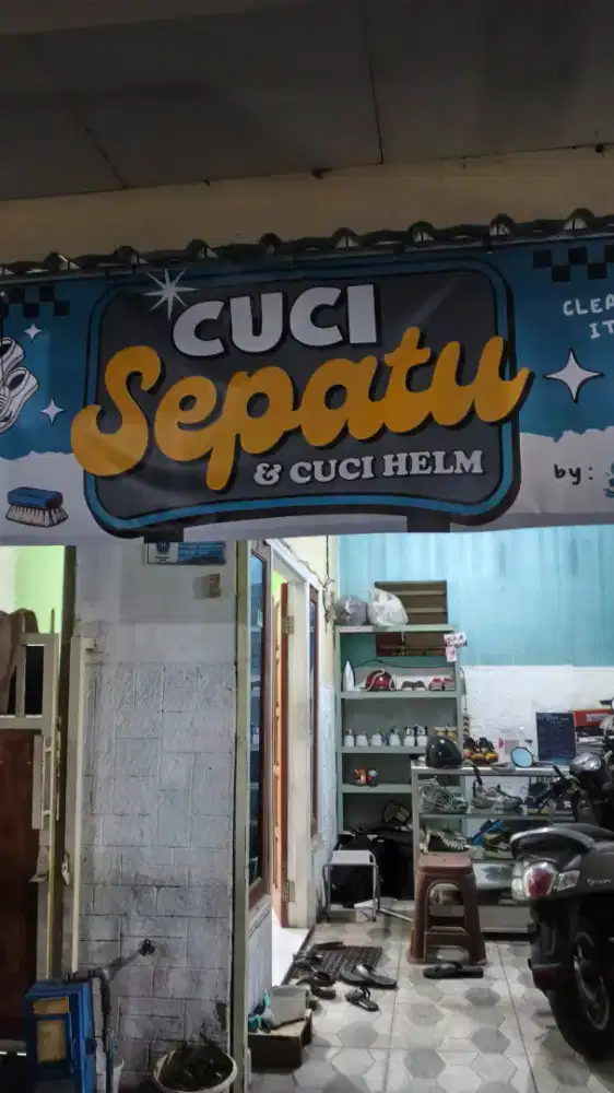 Jasa cuci sepatu dan helm