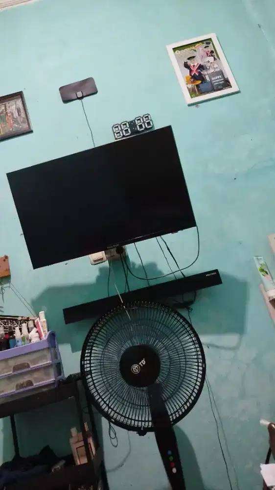 tv smarttv 32inch merk polytron + sound and soundbar