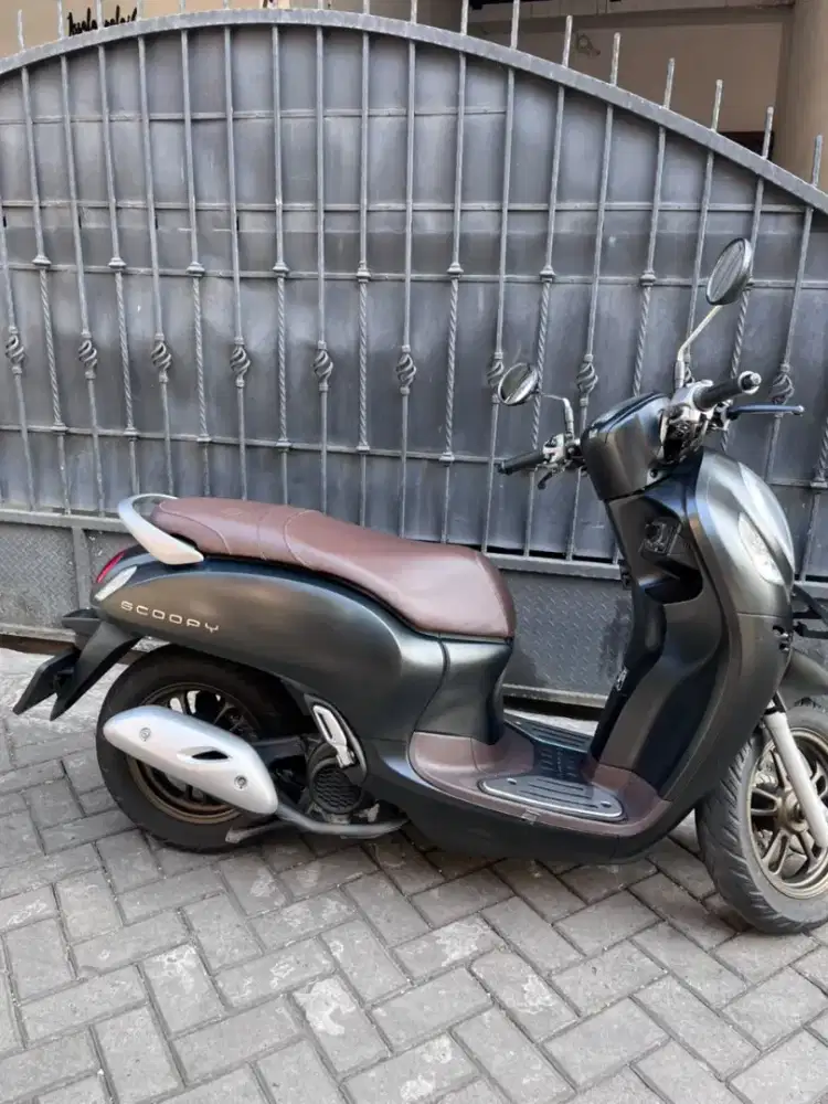 Scoopy hitam 2023