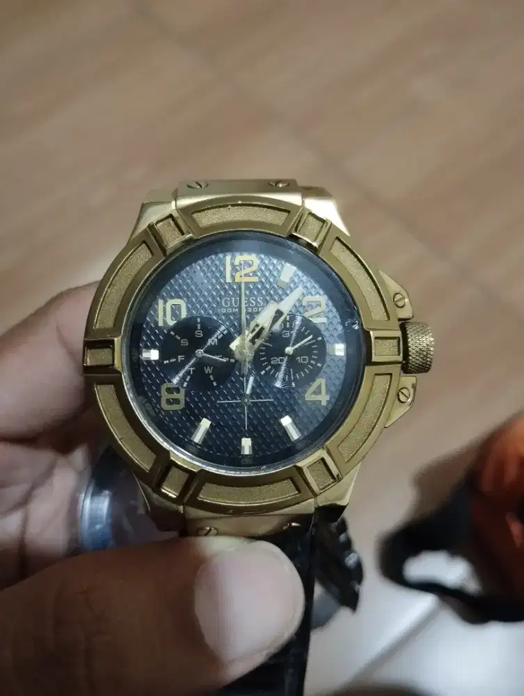 Jam tangan merk Guess