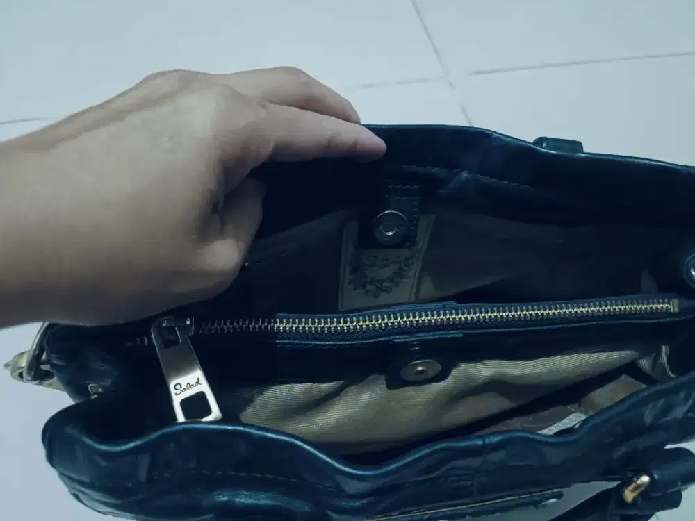 Tas merk salad kulit asli