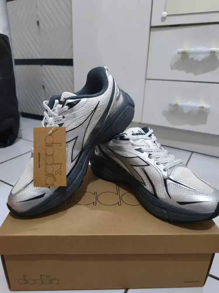 Sepatu diadora saverio UK 42. (BARU)