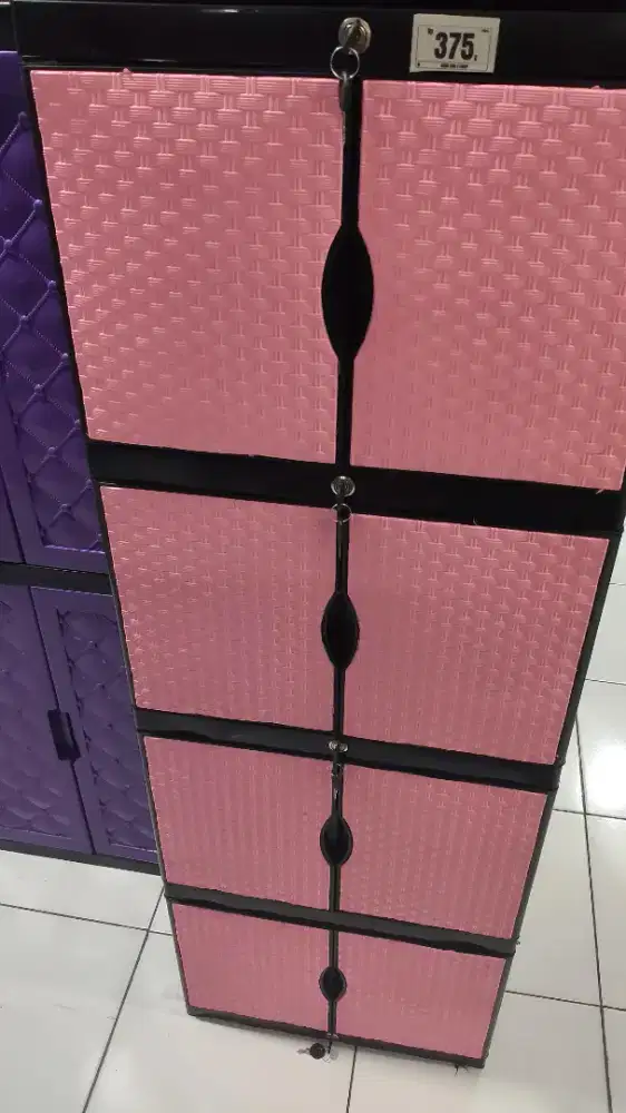 Lemari baju pink