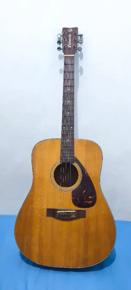 Gitar akustik Benario