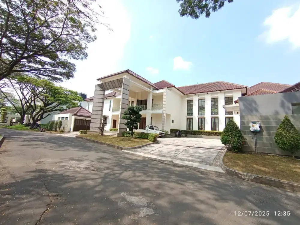 Rumah Megah Dengan Private Pool Di Ijen Nirwana, Klojen Malang