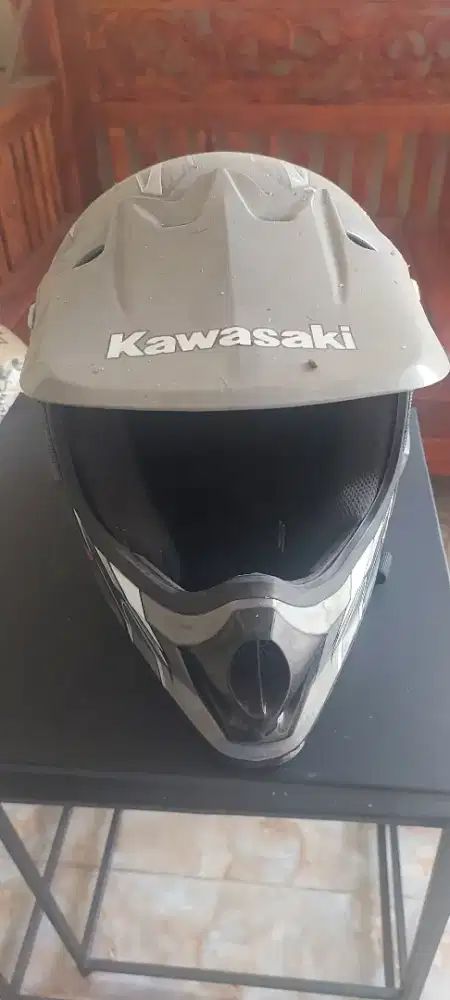 Helm kawasaki abu abu