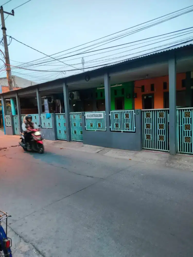 Di kontrakan bulanan 4 petak lokasi depan jalan utama
