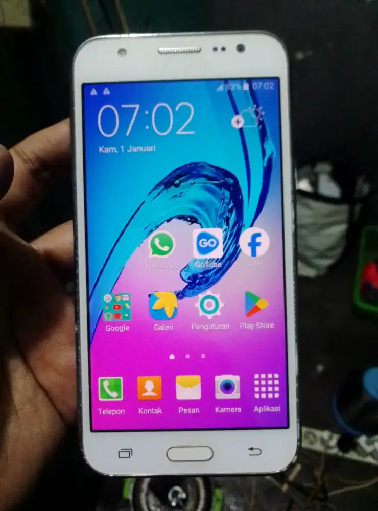 Samsung galaxy J5 2015 4G layar 5 inchi amoled