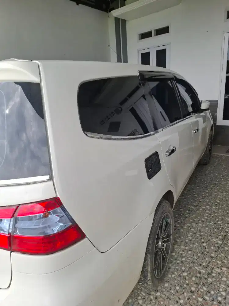 Grand NisaN Livina