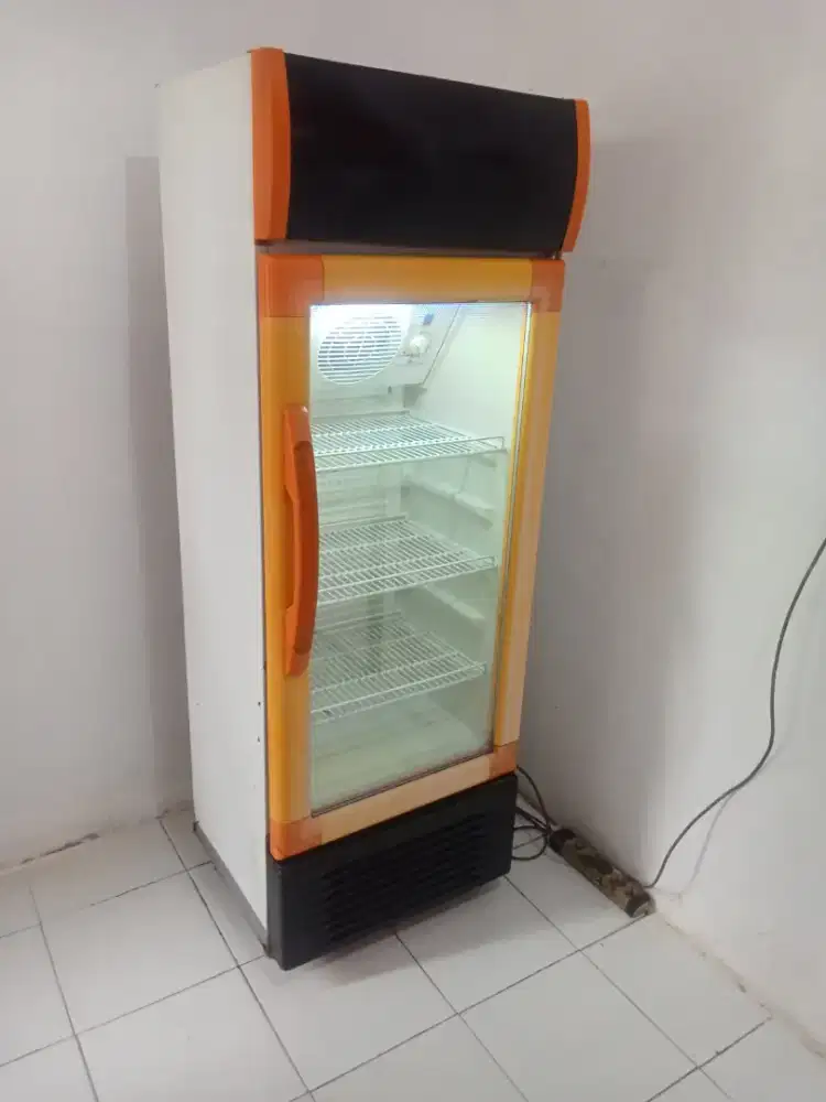 Showcase chiller