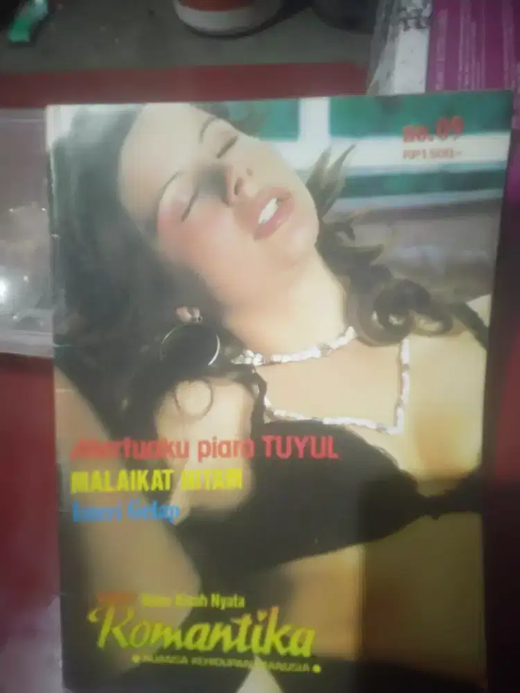 Buku kisah nyata Romantika
