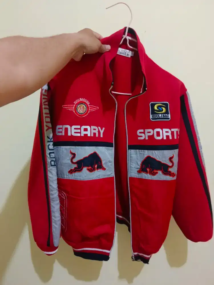 Jaket motiv warna merah