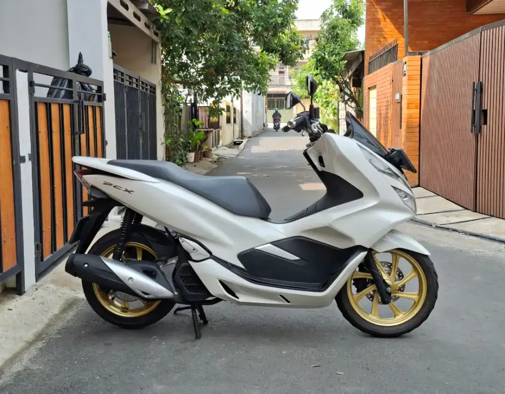 Honda PCX 150 CBS ISS Keyless MULUSSS Pajak Hidup Panjang
