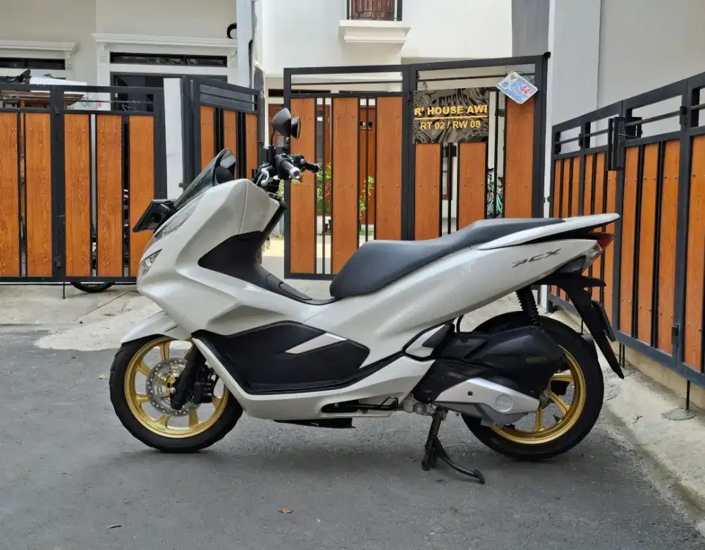 Honda PCX 150 CBS ISS Keyless MULUSSS Pajak Hidup Panjang
