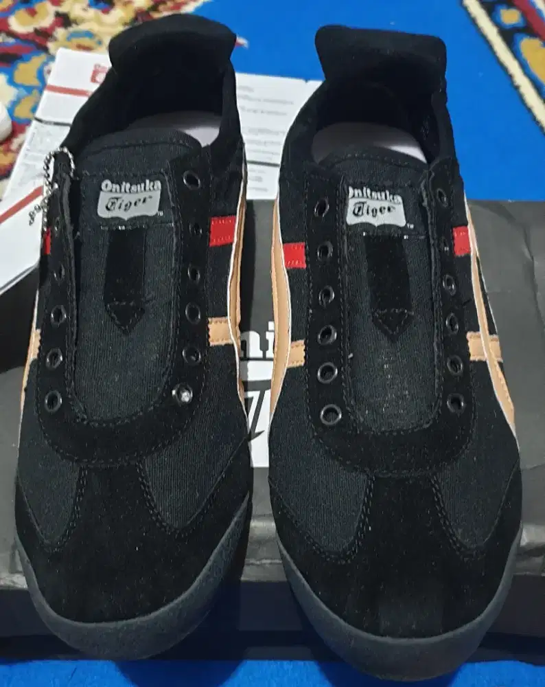 Sepatu On1ttiger Slip On Hitam List Merah Coklat