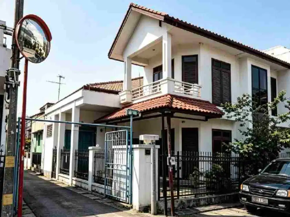 Rumah di Kelapa Gading, di Jl. Harpa,
Jakarta Utara.