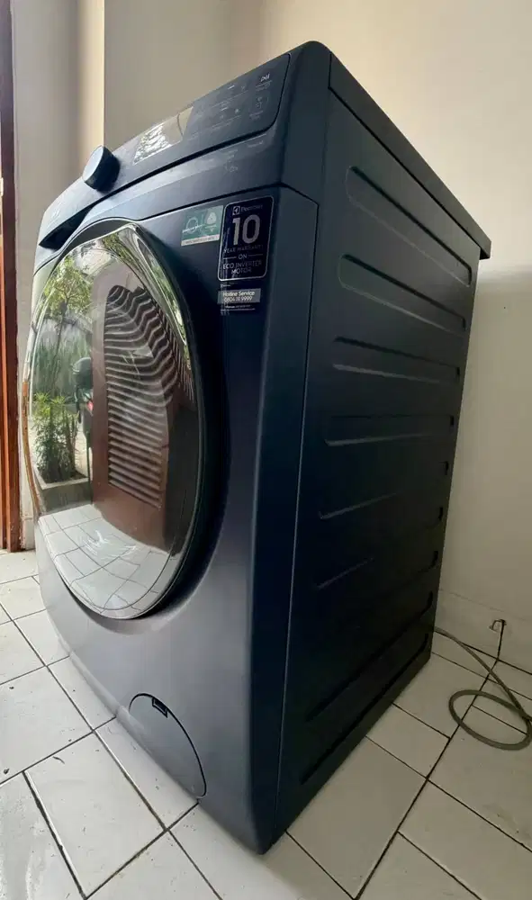Mesin Cuci & Pengering Electrolux UltimateCare 700 11kg/7kg Mulus