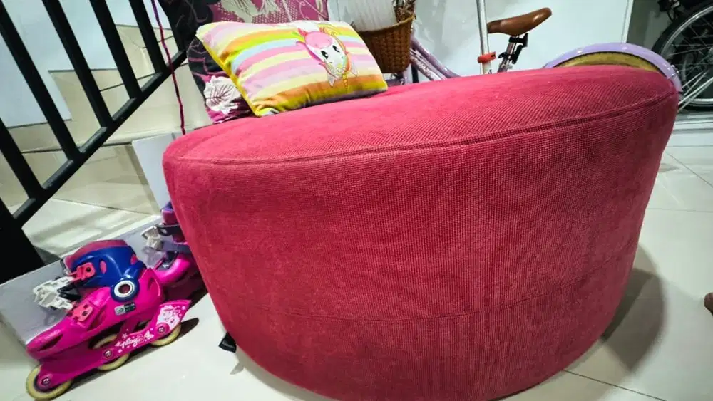 Sofa bulat merah