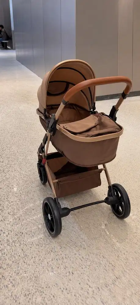 Stroller Bayi Cokelat 2-in-1 Bassinet – Elegant & Nyaman