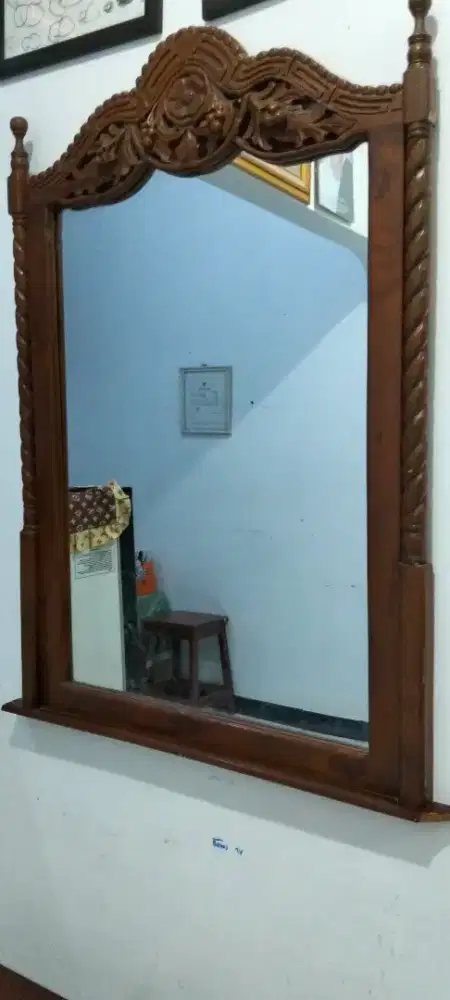 Cermin Ukir Kayu Klasik Estetik 112x77 cm – Harga Murah (Minus Dikit)