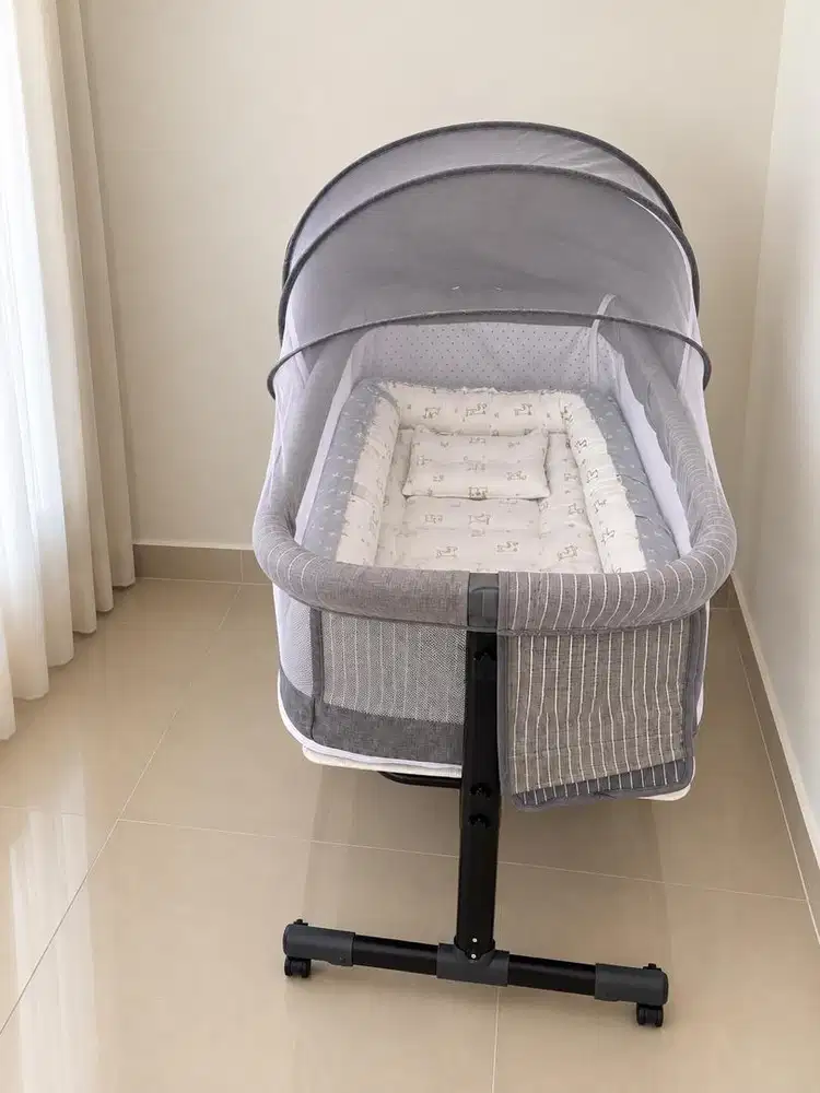 Baby crib atau ranjang bayi abu abu