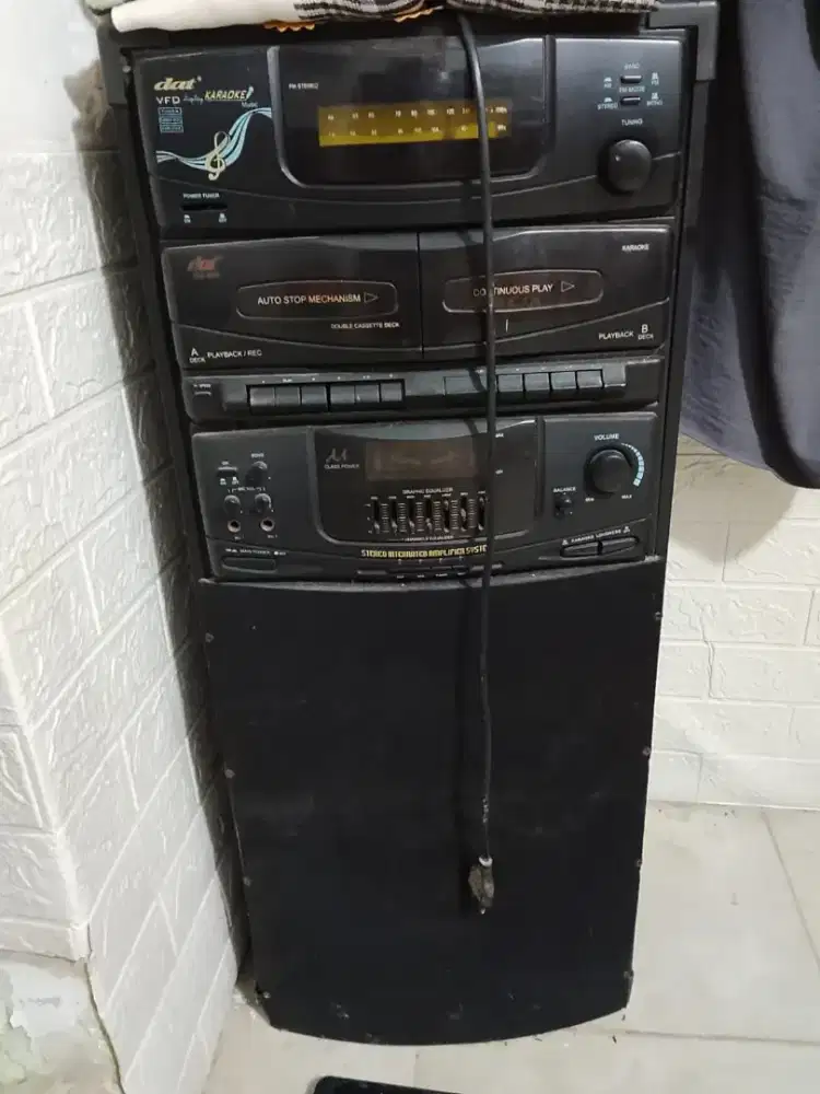 Tip kaset , ampli, radio , speker Idak hidup karena lamo dak di pakai