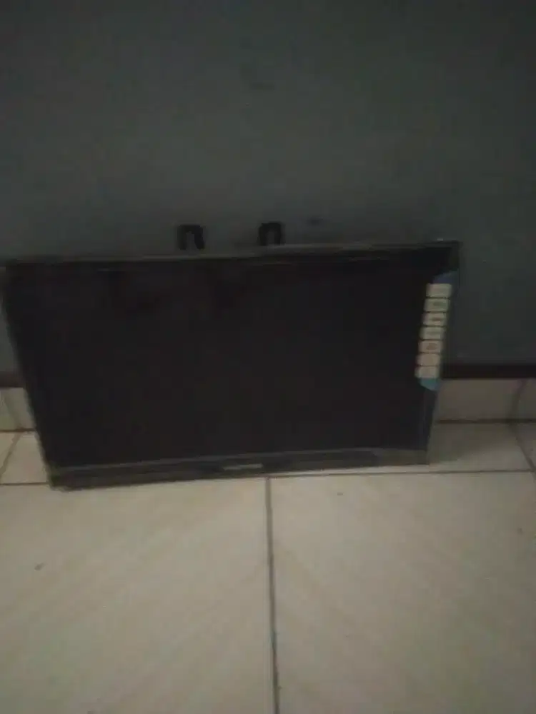 TV LED Polytron 24 Inch Batangan Layar Bening Normal