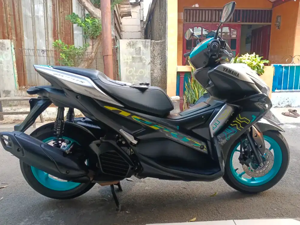 Yamaha aerox thn 2023 silver