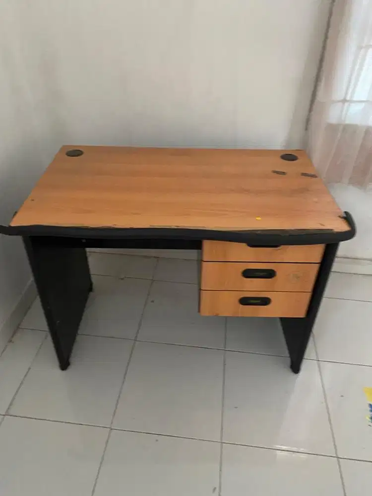 Dijual Cepat Meja Kantor / Meja Belajar
