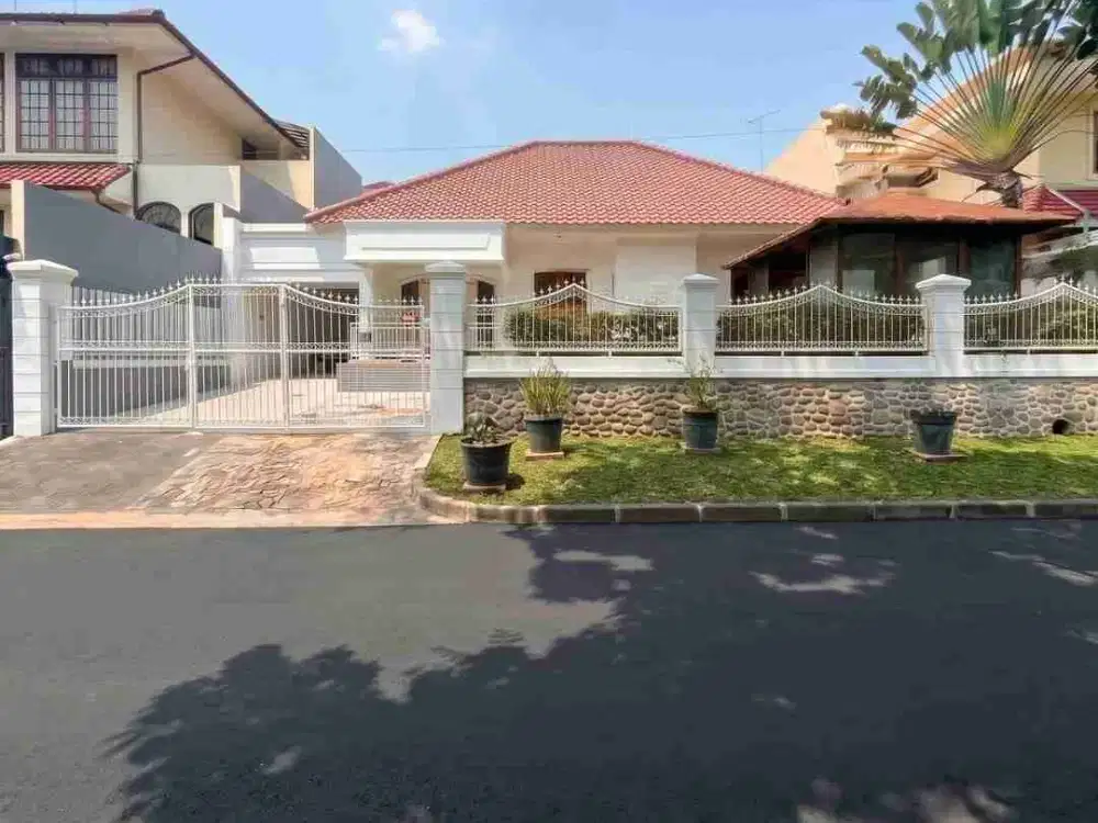 House For Sale / Dijual Rumah Lama Hitung Tanah
Pondok Indah - Jakarta Selatan
Dalam Komplek, Area Tenang, Jalan Lebar

Luas Tanah 419 m²
Layout Tanah Kotak
Bangunan Secondary 1 Lantai
Taman Depan
Garasi 1 mobil
Carport 2 mobil
SHM

HARGA Rp 20  M Nego ti