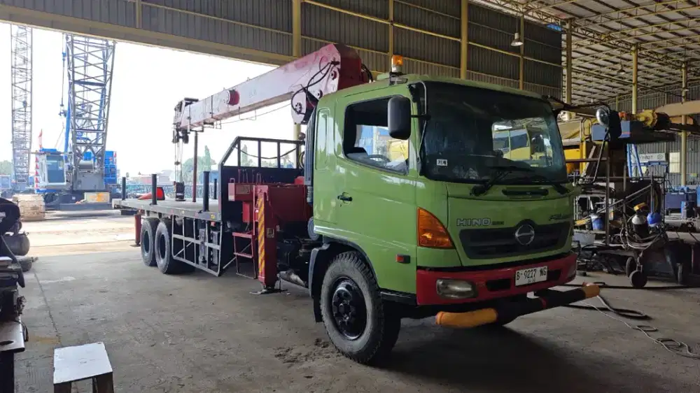 Truck Mounted Crane UNIC 15 ton 2008