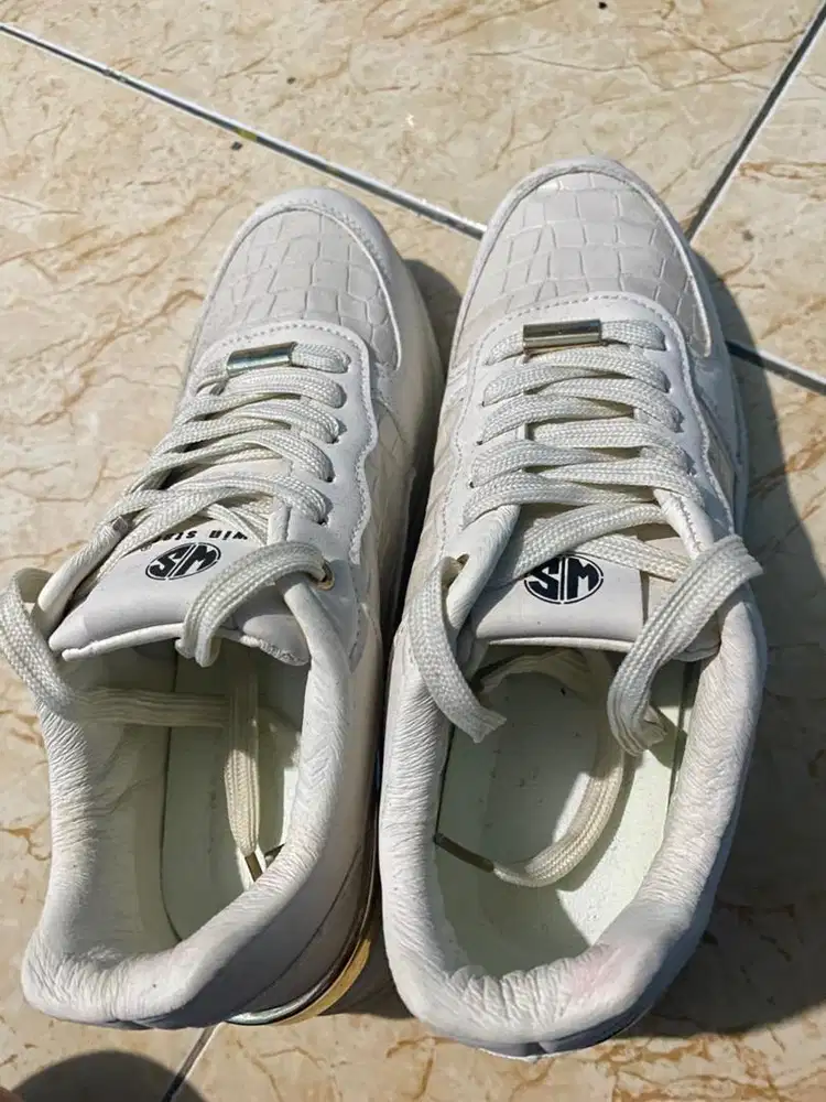 Sepatu sneaker wanita