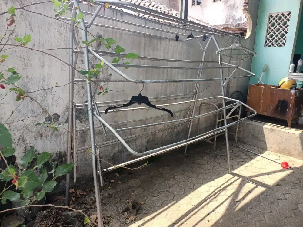 Jemuran besi berdiri. 3 tingkat tinggi kurleb 2 meter