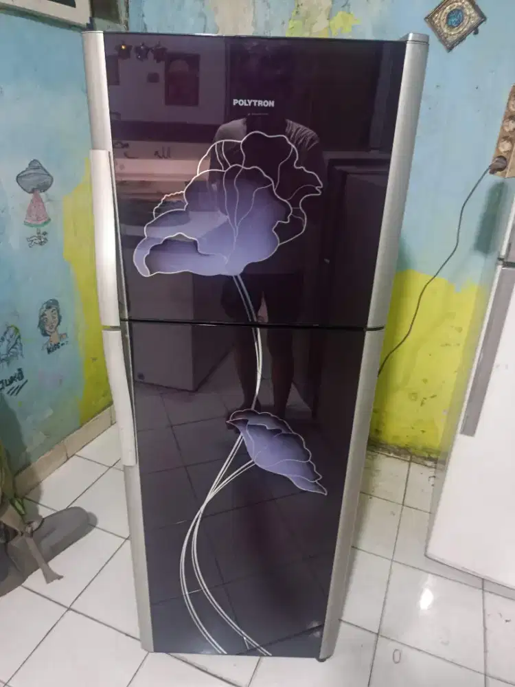 Kulkas 2 pintu merek Polytron