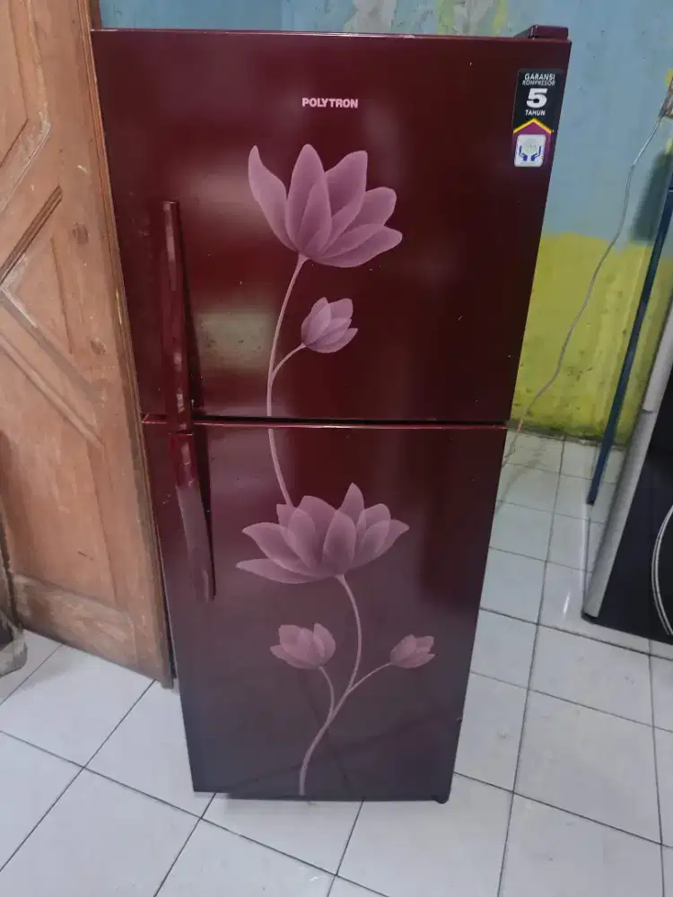 Kulkas 2 pintu merek Polytron