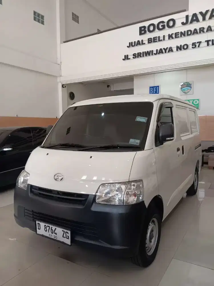 Grand max blind van