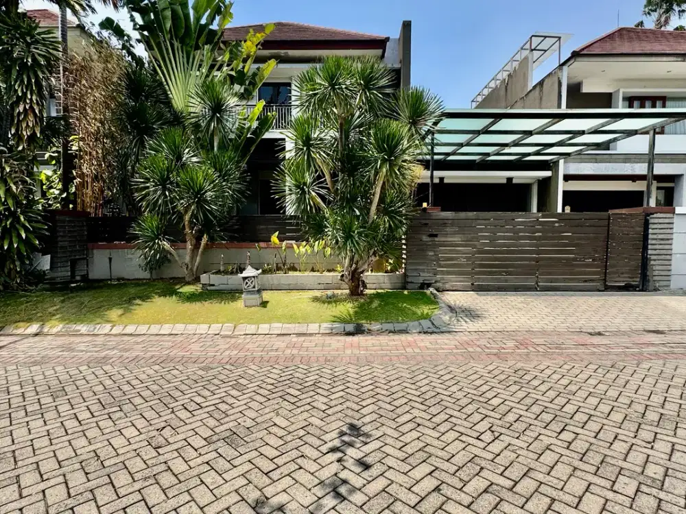 DIJUAL RUMAH GRAHA FAMILI MODERN TROPIS 2LT 4KT 450M2 SEMI FURNISH
