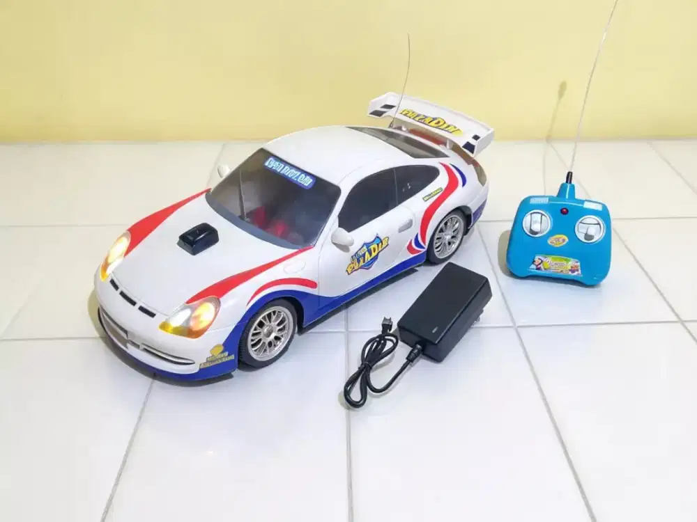Mainan mobil remote
