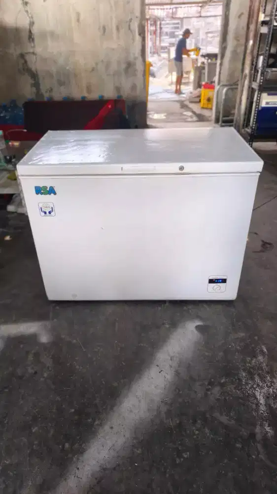 FREEZER BOX 

Merk RSA
Model CF-310Q
Kapasitas 318 L
Mesin ori