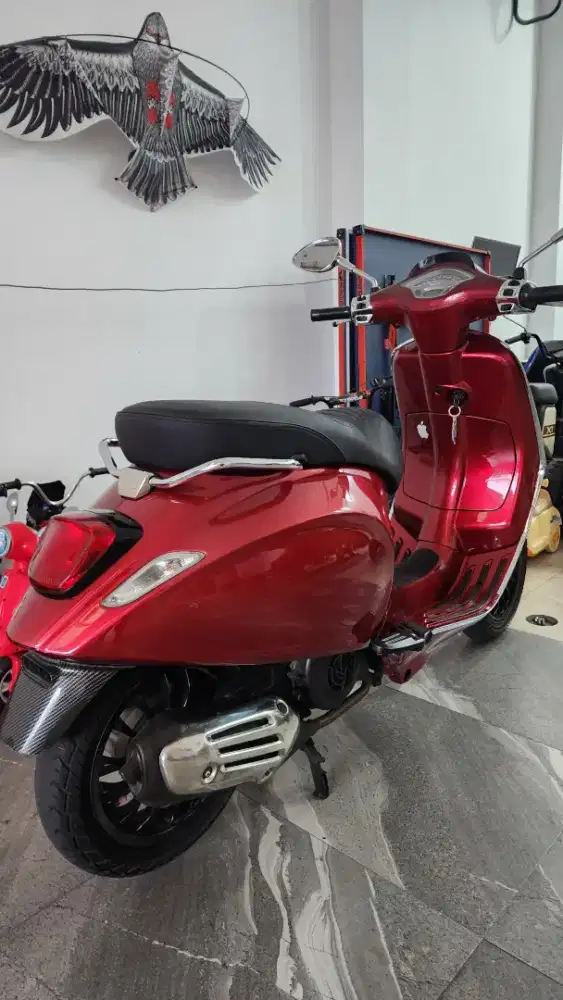 Vespa sprint , merah mepesona