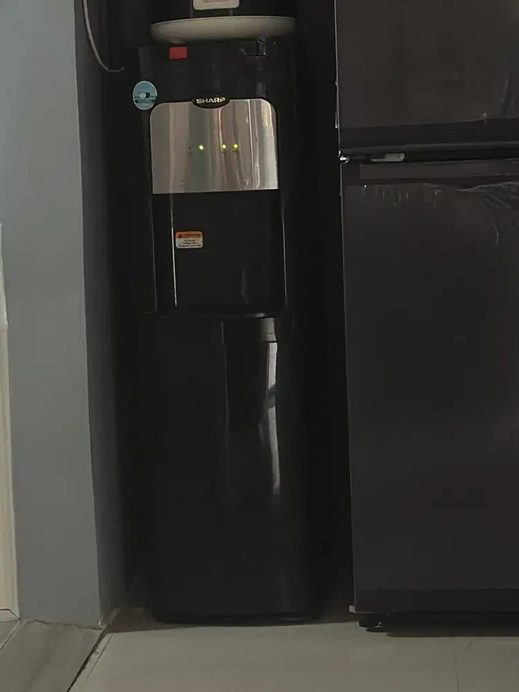 Sharp dispenser hitam minimalis
