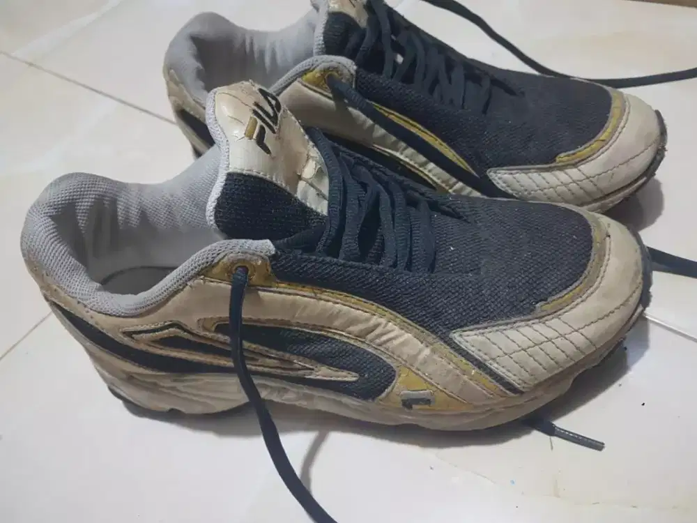 Sepatu fila bekas size 42 fit 43