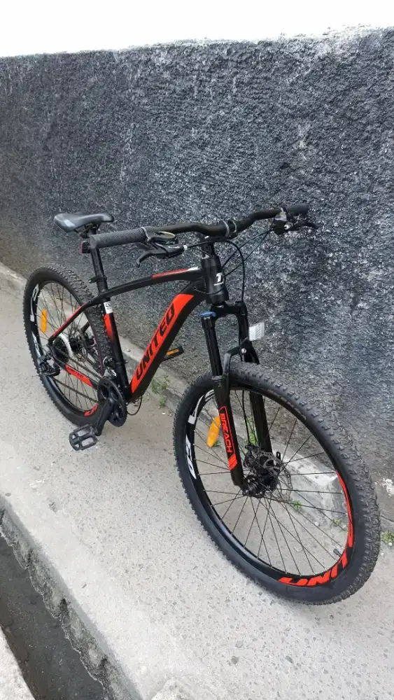 Sepeda gunung MTB united monanza 4.0 minus , cat pudar di setang