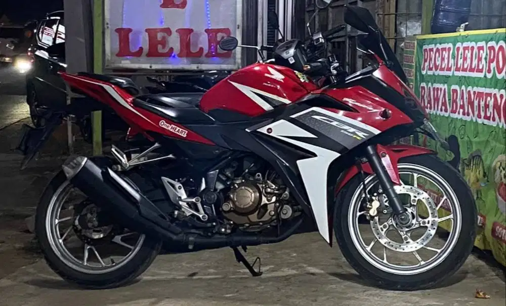 Di Jual Honda CBR 150r 2017 bln 10