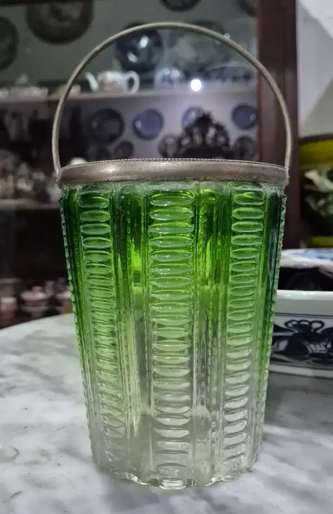 tempat es kristal hijau antik