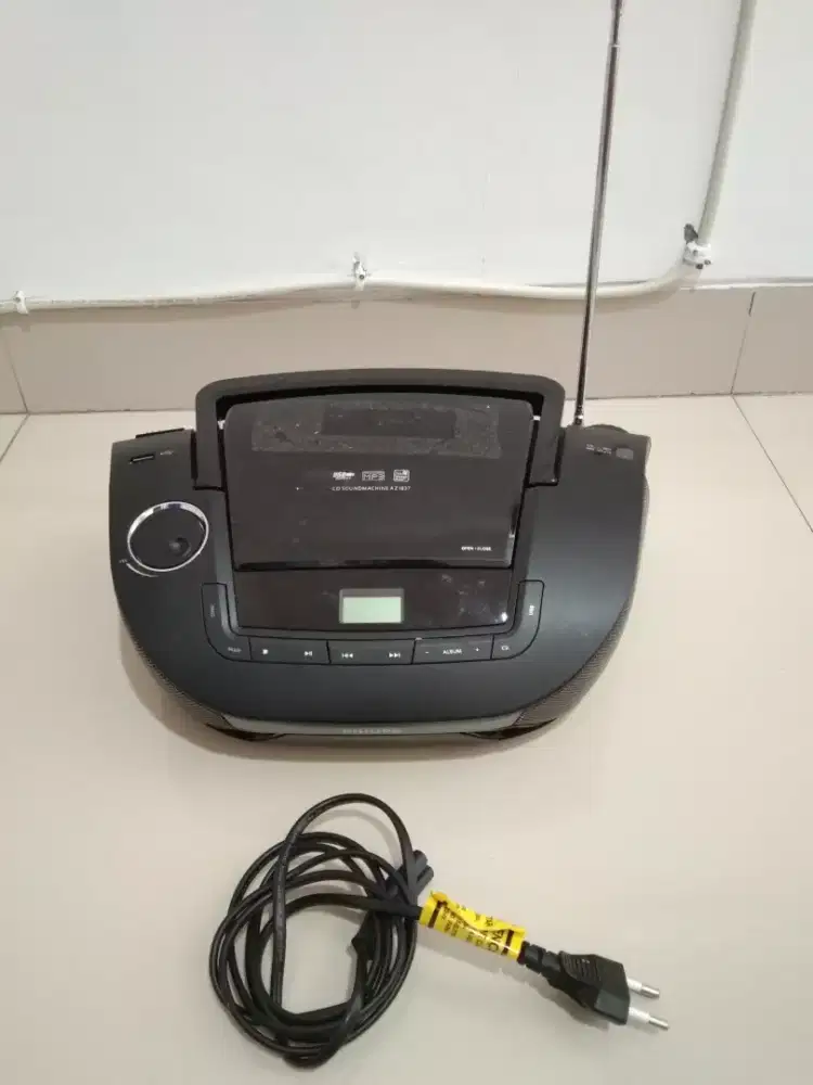 Philips CD sound machine AZ1837