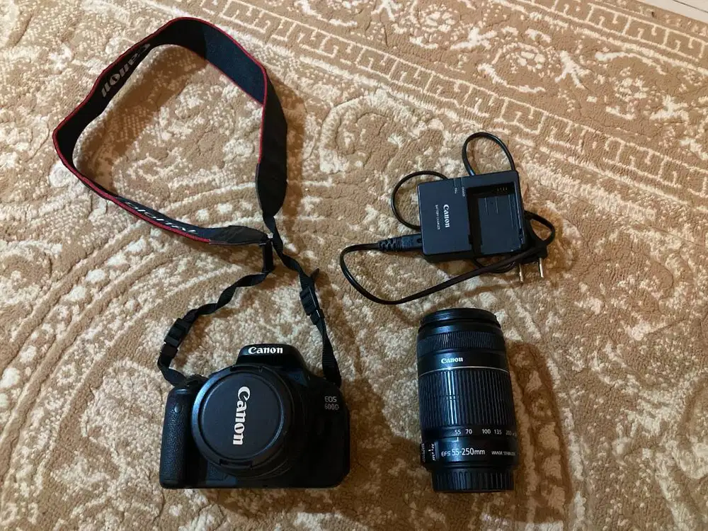 Dijual Cepat Kamera DSLR Canon 600D + Lensa Tele