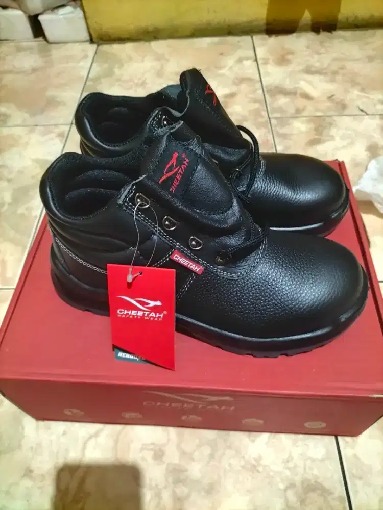 Sepatu safety merk cheetah